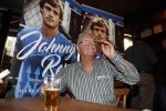 Amsterdam 25 november 2016
Boekpresentatie Johnny Rep bij cafe Scheltema. Johan Derksen reikt eerste exemplaar uit aan Heinz Stuy . Het boek is geschreven door  Mark v d Heuvel.