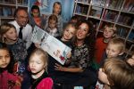 Amsterdam 14 november 2016
Winston Gerschtanowitz presenteerde de nieuwe sinterklaasboeken van Jumbo gemaakt door Katja  en Wim Schuurman Albert Verlinde en Wesley Sneijder die helaas niet aanwezig kon zijn in de Bibliotheek van Amsterdam. Katja had dochter Sammie mee genomen.