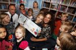 Amsterdam 14 november 2016
Winston Gerschtanowitz presenteerde de nieuwe sinterklaasboeken van Jumbo gemaakt door Katja  en Wim Schuurman Albert Verlinde en Wesley Sneijder die helaas niet aanwezig kon zijn in de Bibliotheek van Amsterdam. Katja had dochter Sammie mee genomen.