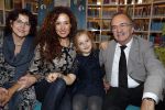 Amsterdam 14 november 2016
Winston Gerschtanowitz presenteerde de nieuwe sinterklaasboeken van Jumbo gemaakt door Katja  en Wim Schuurman Albert Verlinde en Wesley Sneijder die helaas niet aanwezig kon zijn in de Bibliotheek van Amsterdam. Katja had dochter Sammie mee genomen.