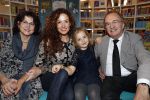 Amsterdam 14 november 2016
Winston Gerschtanowitz presenteerde de nieuwe sinterklaasboeken van Jumbo gemaakt door Katja  en Wim Schuurman Albert Verlinde en Wesley Sneijder die helaas niet aanwezig kon zijn in de Bibliotheek van Amsterdam. Katja had dochter Sammie mee genomen.