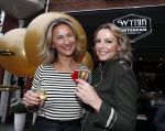 Amsterdam 17 december 2016 
Opening winkel Nynke Wynia door vriendin Micky Hoogendijk