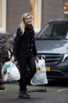 Amsterdam 17 december 2016
Nicolette v Dam doet boodschappen op de cornelis schuytstraat