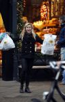 Amsterdam 17 december 2016
Nicolette v Dam doet boodschappen op de cornelis schuytstraat