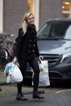 Amsterdam 17 december 2016
Nicolette v Dam doet boodschappen op de cornelis schuytstraat