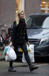 Amsterdam 17 december 2016
Nicolette v Dam doet boodschappen op de cornelis schuytstraat