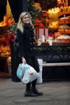 Amsterdam 17 december 2016
Nicolette v Dam doet boodschappen op de cornelis schuytstraat