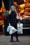 Amsterdam 17 december 2016
Nicolette v Dam doet boodschappen op de cornelis schuytstraat