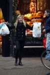 Amsterdam 17 december 2016
Nicolette v Dam doet boodschappen op de cornelis schuytstraat