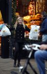 Amsterdam 17 december 2016
Nicolette v Dam doet boodschappen op de cornelis schuytstraat