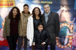 Amsterdam 10 december 2016
Premiere Sing in pathe arena. Nurlaila Kareem met man en kinderen
