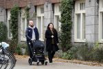 Amsterdam 30 november 2016
Oscar Aerts en zijn vriendin met de kinderwagen / baby in amsterdam zuid