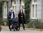 Amsterdam 30 november 2016
Oscar Aerts en zijn vriendin met de kinderwagen / baby in amsterdam zuid