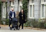 Amsterdam 30 november 2016
Oscar Aerts en zijn vriendin met de kinderwagen / baby in amsterdam zuid