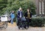 Amsterdam 30 november 2016
Oscar Aerts en zijn vriendin met de kinderwagen / baby in amsterdam zuid