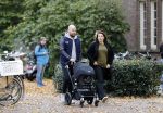 Amsterdam 30 november 2016
Oscar Aerts en zijn vriendin met de kinderwagen / baby in amsterdam zuid