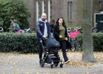 Amsterdam 30 november 2016
Oscar Aerts en zijn vriendin met de kinderwagen / baby in amsterdam zuid