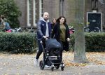 Amsterdam 30 november 2016
Oscar Aerts en zijn vriendin met de kinderwagen / baby in amsterdam zuid