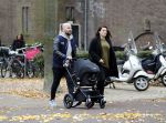 Amsterdam 30 november 2016
Oscar Aerts en zijn vriendin met de kinderwagen / baby in amsterdam zuid