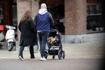 Amsterdam 30 november 2016
Oscar Aerts en zijn vriendin met de kinderwagen / baby in amsterdam zuid