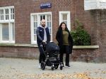 Amsterdam 30 november 2016
Oscar Aerts en zijn vriendin met de kinderwagen / baby in amsterdam zuid
