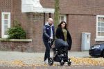 Amsterdam 30 november 2016
Oscar Aerts en zijn vriendin met de kinderwagen / baby in amsterdam zuid