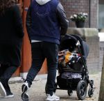 Amsterdam 30 november 2016
Oscar Aerts en zijn vriendin met de kinderwagen / baby in amsterdam zuid