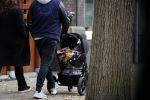 Amsterdam 30 november 2016
Oscar Aerts en zijn vriendin met de kinderwagen / baby in amsterdam zuid