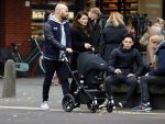 Amsterdam 30 november 2016
Oscar Aerts en zijn vriendin met de kinderwagen / baby in amsterdam zuid