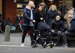 Amsterdam 30 november 2016
Oscar Aerts en zijn vriendin met de kinderwagen / baby in amsterdam zuid