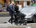 Amsterdam 30 november 2016
Oscar Aerts en zijn vriendin met de kinderwagen / baby in amsterdam zuid
