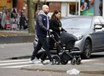Amsterdam 30 november 2016
Oscar Aerts en zijn vriendin met de kinderwagen / baby in amsterdam zuid