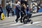 Amsterdam 30 november 2016
Oscar Aerts en zijn vriendin met de kinderwagen / baby in amsterdam zuid