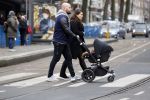 Amsterdam 30 november 2016
Oscar Aerts en zijn vriendin met de kinderwagen / baby in amsterdam zuid