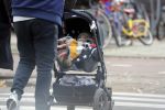 Amsterdam 30 november 2016
Oscar Aerts en zijn vriendin met de kinderwagen / baby in amsterdam zuid