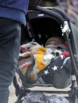Amsterdam 30 november 2016
Oscar Aerts en zijn vriendin met de kinderwagen / baby in amsterdam zuid