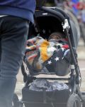 Amsterdam 30 november 2016
Oscar Aerts en zijn vriendin met de kinderwagen / baby in amsterdam zuid