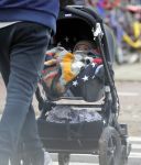 Amsterdam 30 november 2016
Oscar Aerts en zijn vriendin met de kinderwagen / baby in amsterdam zuid