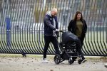 Amsterdam 30 november 2016
Oscar Aerts en zijn vriendin met de kinderwagen / baby in amsterdam zuid