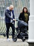 Amsterdam 30 november 2016
Oscar Aerts en zijn vriendin met de kinderwagen / baby in amsterdam zuid