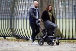 Amsterdam 30 november 2016
Oscar Aerts en zijn vriendin met de kinderwagen / baby in amsterdam zuid