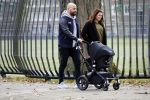 Amsterdam 30 november 2016
Oscar Aerts en zijn vriendin met de kinderwagen / baby in amsterdam zuid