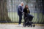 Amsterdam 30 november 2016
Oscar Aerts en zijn vriendin met de kinderwagen / baby in amsterdam zuid