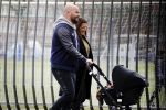 Amsterdam 30 november 2016
Oscar Aerts en zijn vriendin met de kinderwagen / baby in amsterdam zuid