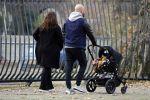 Amsterdam 30 november 2016
Oscar Aerts en zijn vriendin met de kinderwagen / baby in amsterdam zuid