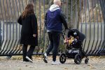 Amsterdam 30 november 2016
Oscar Aerts en zijn vriendin met de kinderwagen / baby in amsterdam zuid