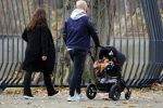 Amsterdam 30 november 2016
Oscar Aerts en zijn vriendin met de kinderwagen / baby in amsterdam zuid