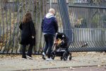 Amsterdam 30 november 2016
Oscar Aerts en zijn vriendin met de kinderwagen / baby in amsterdam zuid