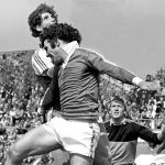 Wim v Hanegem in duel met Rob Landsbergen en Pim Doesburg 1979


PETER SMULDERS BV