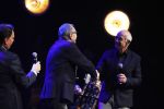 Amsterdam 20 november 2016
Rob de Nijs krijgt de radio5 oeuvre award in theater Amsterdam . Zijn vrouw Henriette en zoons Robert en Yoshi zijn ook aanwezig alsmede zijn ex vrouw Belinda meuldijk. Frits Spits reikt prijs uit